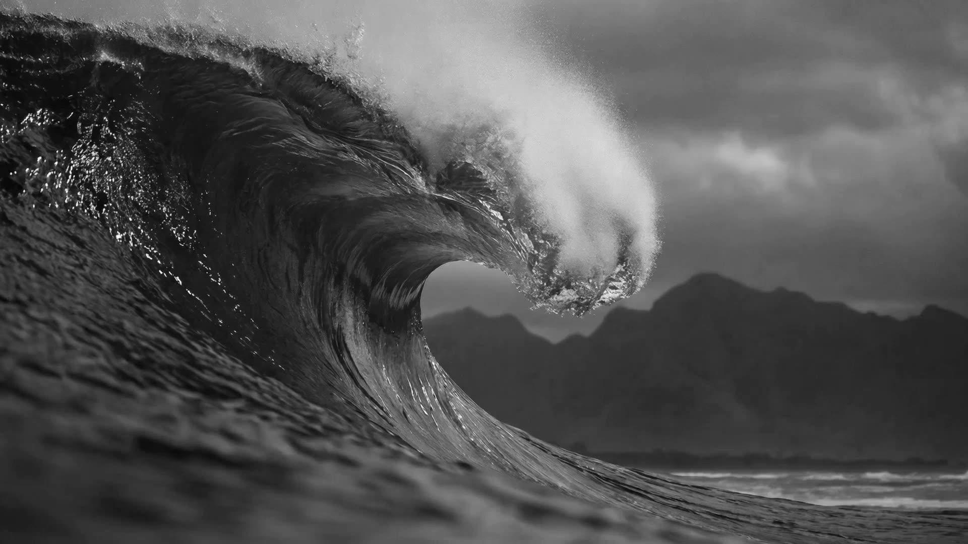 La ola rompiendo, en blanco y negro
